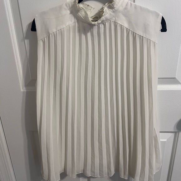 H&M cream pleated flowy blouse - Picture 11 of 11